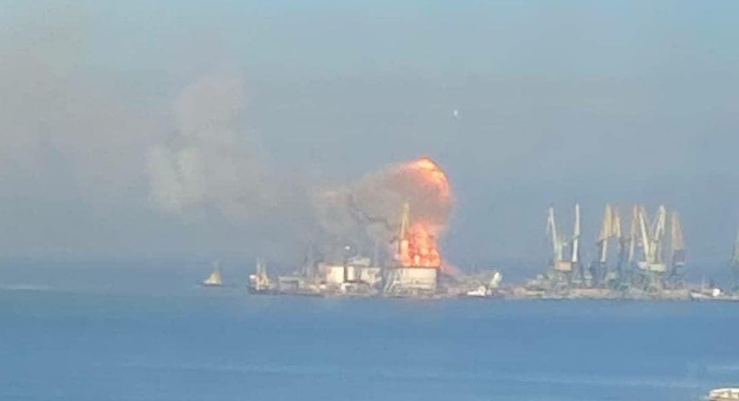 Πόλεμος στην Ουκρανία: Το Πολεμικό Ναυτικό κατέστρεψε ρωσικό αποβατικό πλοίο – Νέες φωτογραφίες και βίντεο