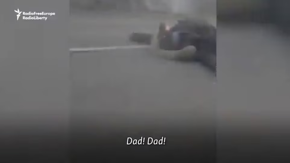 Ουκρανία: Σοκαριστικό ΒΙΝΤΕΟ – Πατέρας σκοτώνεται από ρωσικά πυρά μπροστά στον γιο του