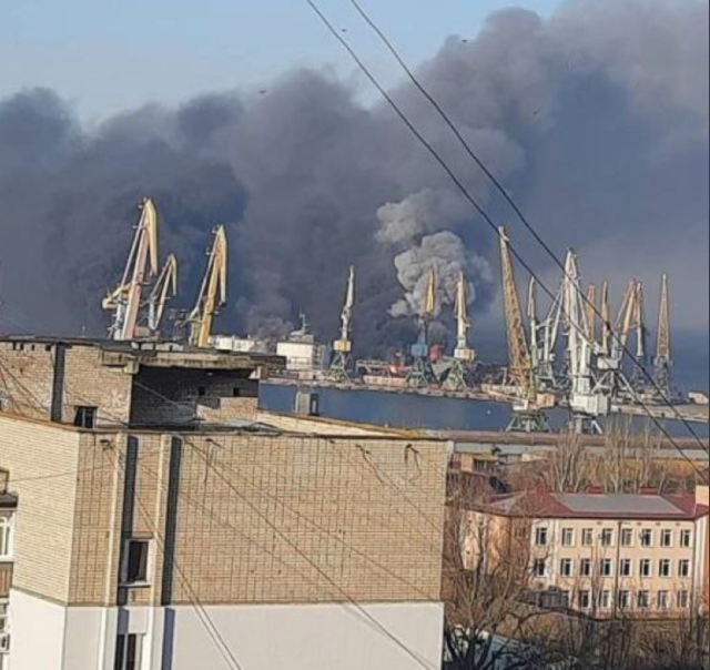 Ουκρανία: Στις φλόγες ρωσικό αποβατικό πλοίο στο λιμάνι Μπερντιάνσκ – ΒΙΝΤΕΟ