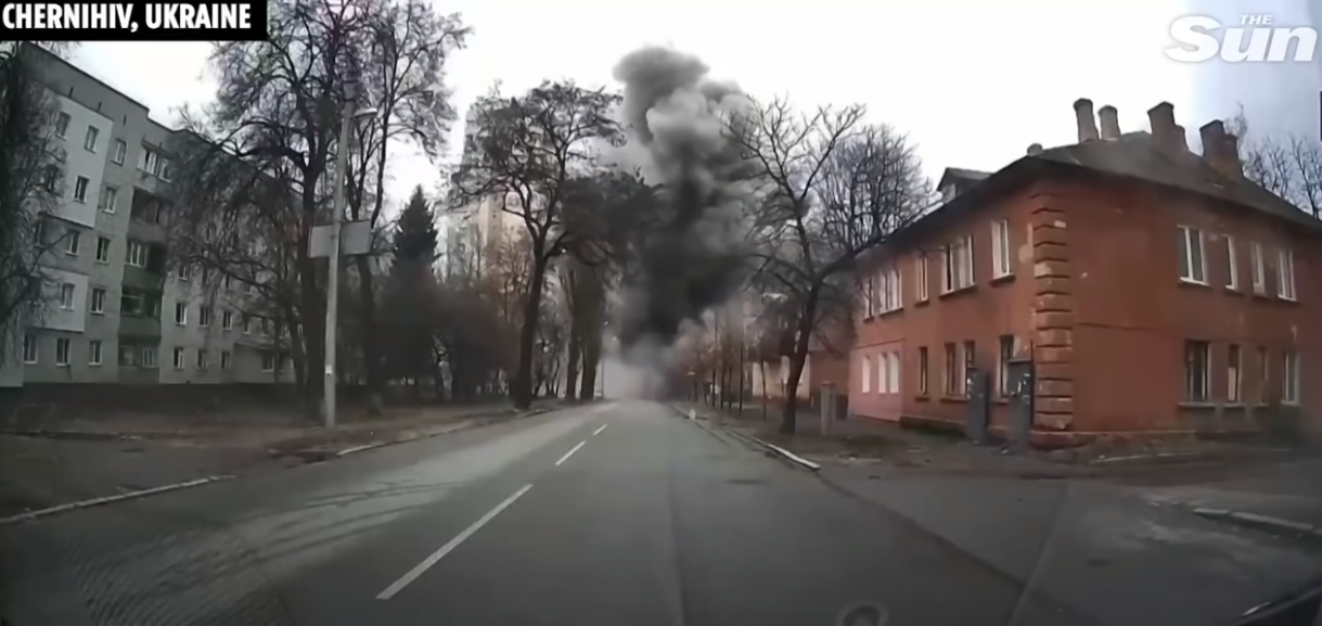 Ουκρανία: Η στιγμή του βομβαρδισμού σε γειτονιά της πόλης Τσέρνιγκοφ