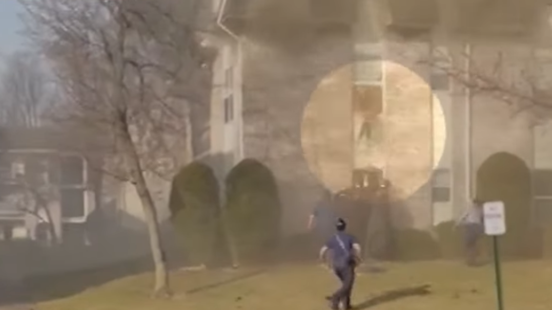 Συγκλονιστική διάσωση: Πατέρας πέταξε τον γιο του από το παράθυρο του φλεγόμενου διαμερίσματός τους