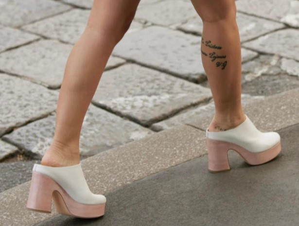 Clogs ή σαμπό: Τι ψηφίζουν τα κορίτσια του Instagram;