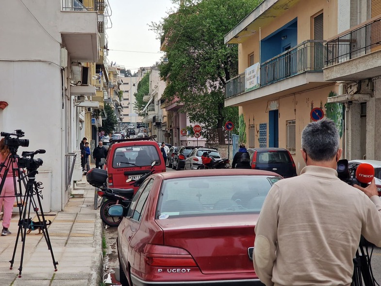 Πάτρα: Σε δημοσιογραφικό κλοιό το σπίτι της Ρούλας Πισπιρίγκου – ΦΩΤΟ