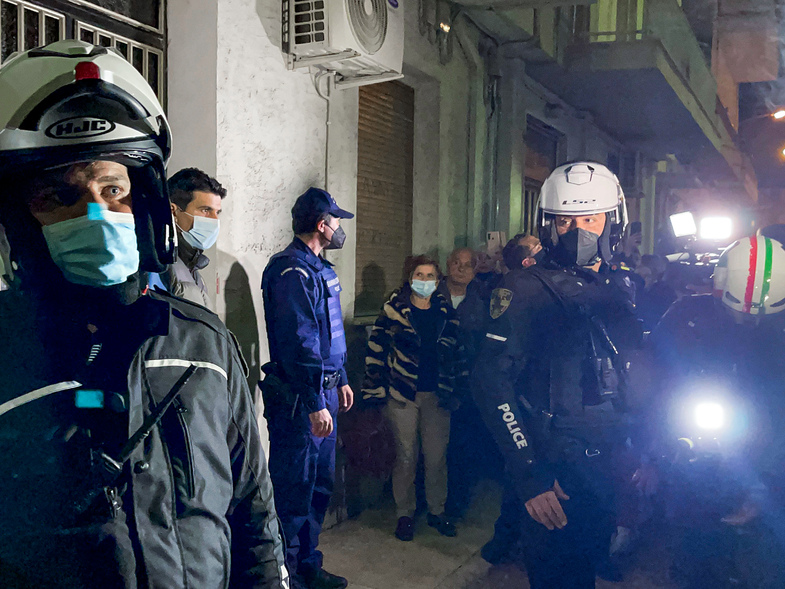 Πάτρα: «Πολιορκούσαν» το σπίτι της Ρούλας Πισπιρίγκου έως το πρωί