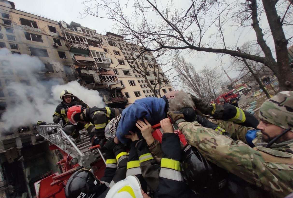 Κίεβο: Επίθεση σε πολυκατοικία – Συγκλονιστικές εικόνες