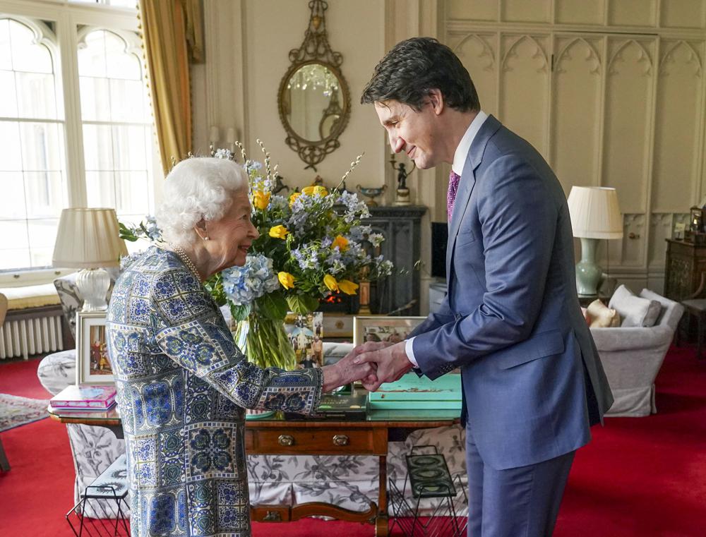 Βασίλισσα Ελισάβετ: Με τον Καναδό πρωθυπουργό το πρώτο επίσημο τετ-α-τετ μετά τον κορονοϊό – ΦΩΤΟ