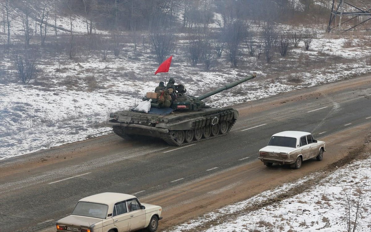 Πόλεμος στην Ουκρανία: Ρωσικά τεθωρακισμένα με σημαία της Σοβιετικής Ένωσης – ΒΙΝΤΕΟ