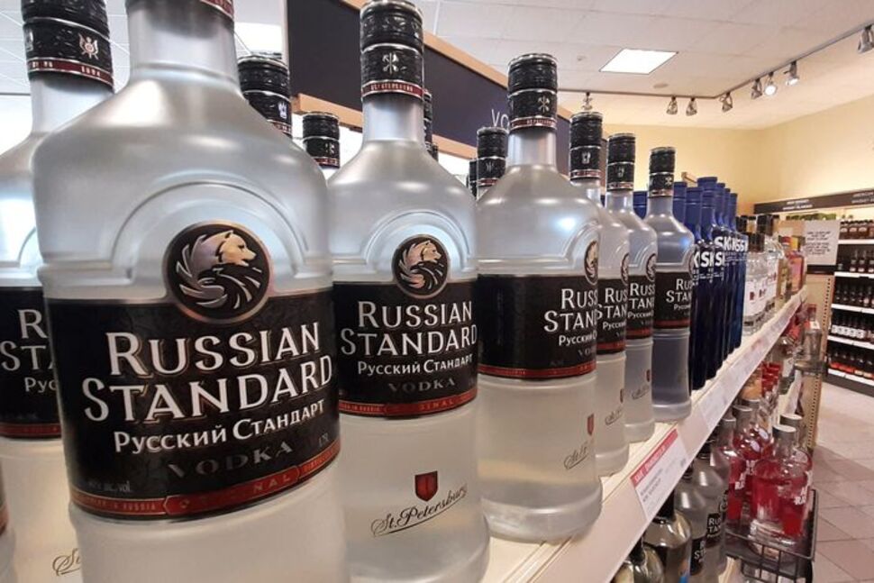 Βρετανία: Σούπερ μάρκετ κατεβάζουν από τα ράφια τους τις ρωσικές βότκες
