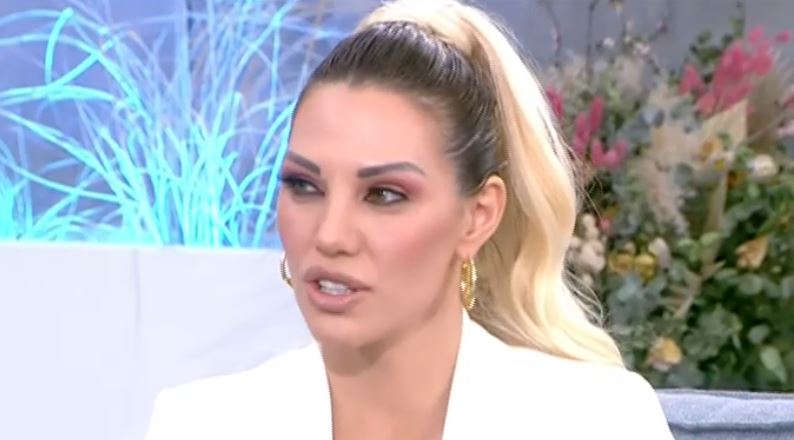 Σάσα Μπάστα: Σοκαριστική εξομολόγηση για τον θάνατο του πατέρα της – Ο λόγος που δεν πήγε στην κηδεία και τα χρήματα που της ζήτησαν