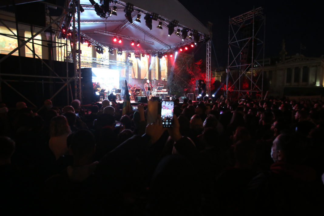 Συναυλία “Ειρήνης” στα Προπύλαια: Μεγάλη η συμμετοχή πολιτών – Έδωσε το παρών και ο Αλέξης Τσίπρας