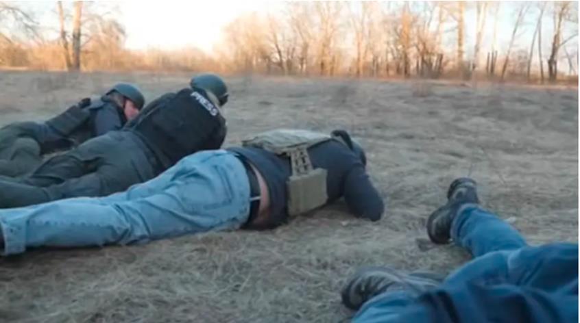 Πόλεμος στην Ουκρανία: Η στιγμή που συνεργείο του Skynews δέχεται ρωσικά πυρά