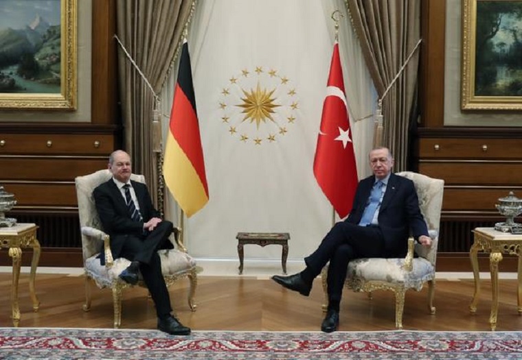 Συνάντηση Σολτς με Ερντογάν – Το σταυροπόδι που… άναψε φωτιές