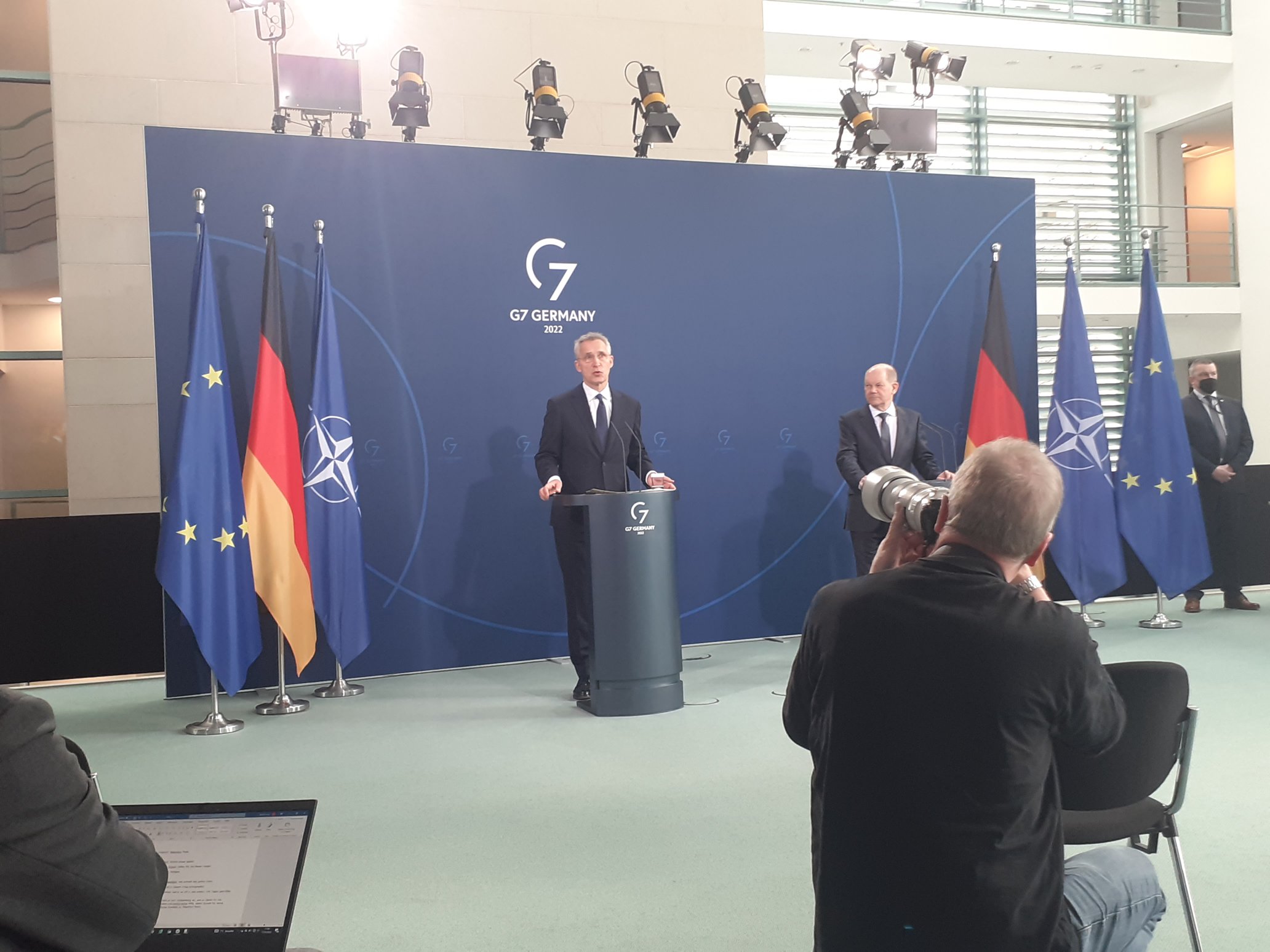 Πόλεμος στην Ουκρανία: Το ΝΑΤΟ δεν θα εμπλακεί στρατιωτικά – Τι είπαν Σολτς και Στόλτενμπεργκ