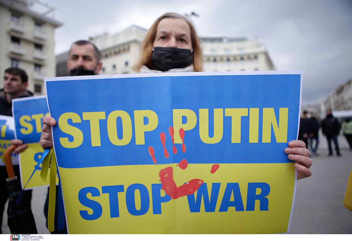 Θεσσαλονίκη: Ανθρώπινη αλυσίδα γύρω από τον Λευκό Πύργο ενάντια στον πόλεμο στην Ουκρανία