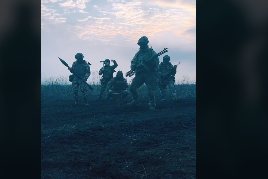 Viral Ουκρανοί στρατιώτες που χορεύουν στο TikTok – Το βίντεο με τα 59 εκατ. views