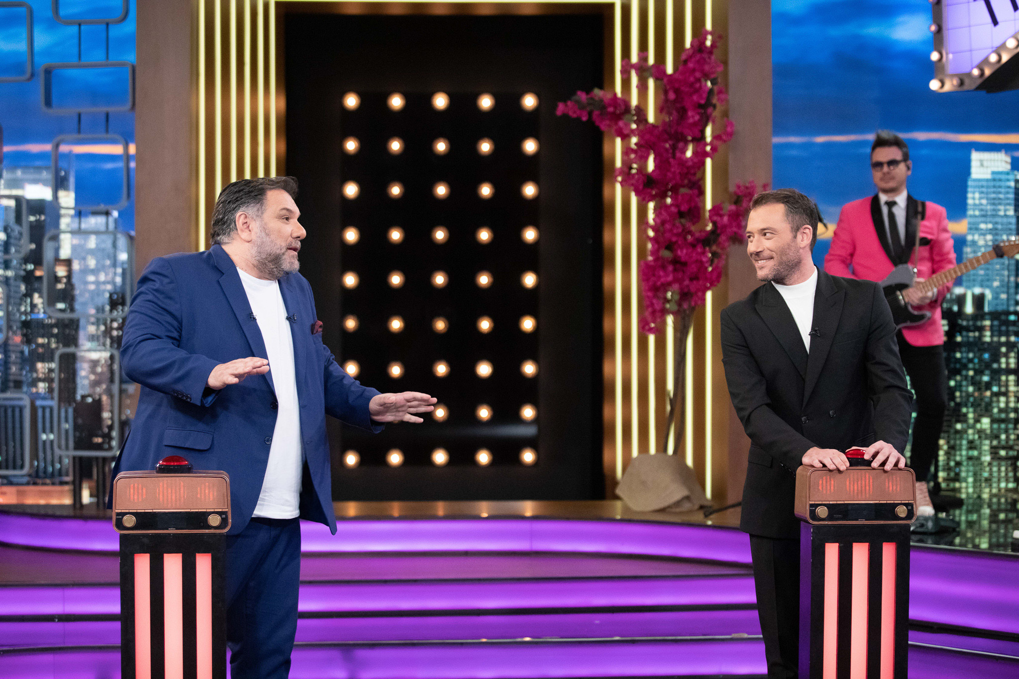The 2night Show: Ο Γρηγόρης Αρναούτογλου υποδέχεται τον Αντίνοο Αλμπάνη και την Αλεξία Μουστάκα