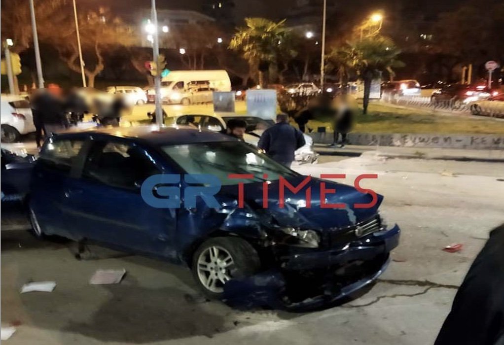 Θεσσαλονίκη: Τρελή πορεία λεωφορείου που παρέσυρε αυτοκίνητα – Δύο τραυματίες