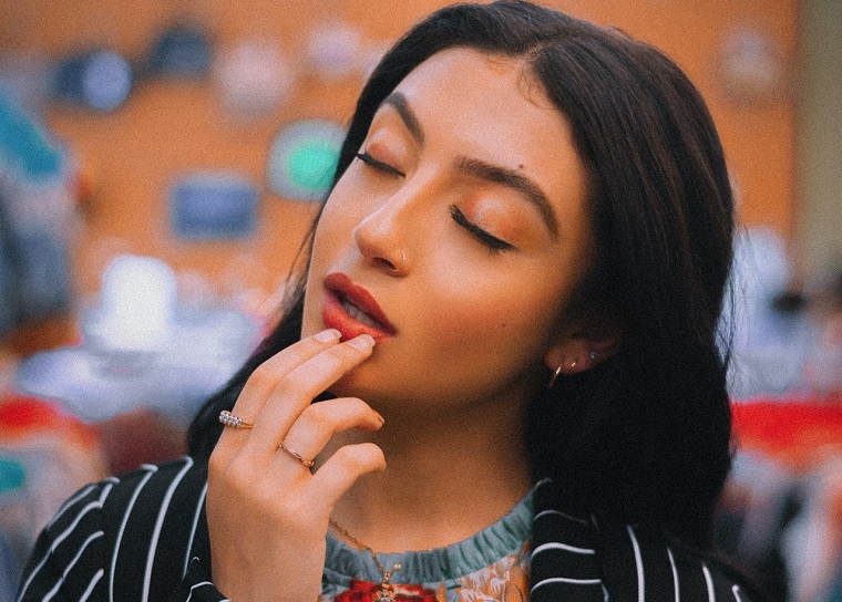 Τι είναι το TikTok hack που χρησιμοποιεί ρουζ για τους μαύρους κύκλους;