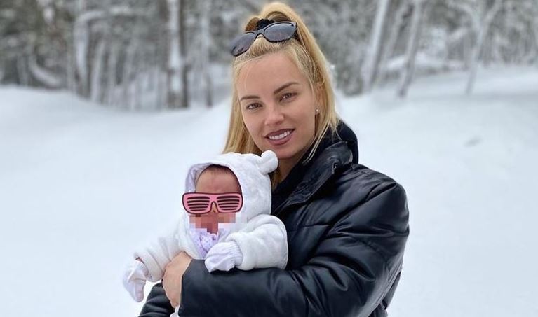 Ανησυχία για την Τζούλια Νόβα – Θετική στον κορονοϊό η τριών μηνών κόρη της