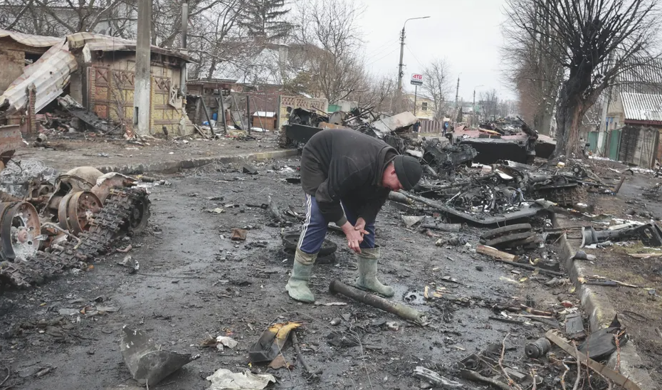 Μαριούπολη: “Κρύβομαι στο μπάνιο, πέφτουν βόμβες στην αυλή μου” – Ελληνίδα κάνει έκκληση κλαίγοντας με λυγμούς