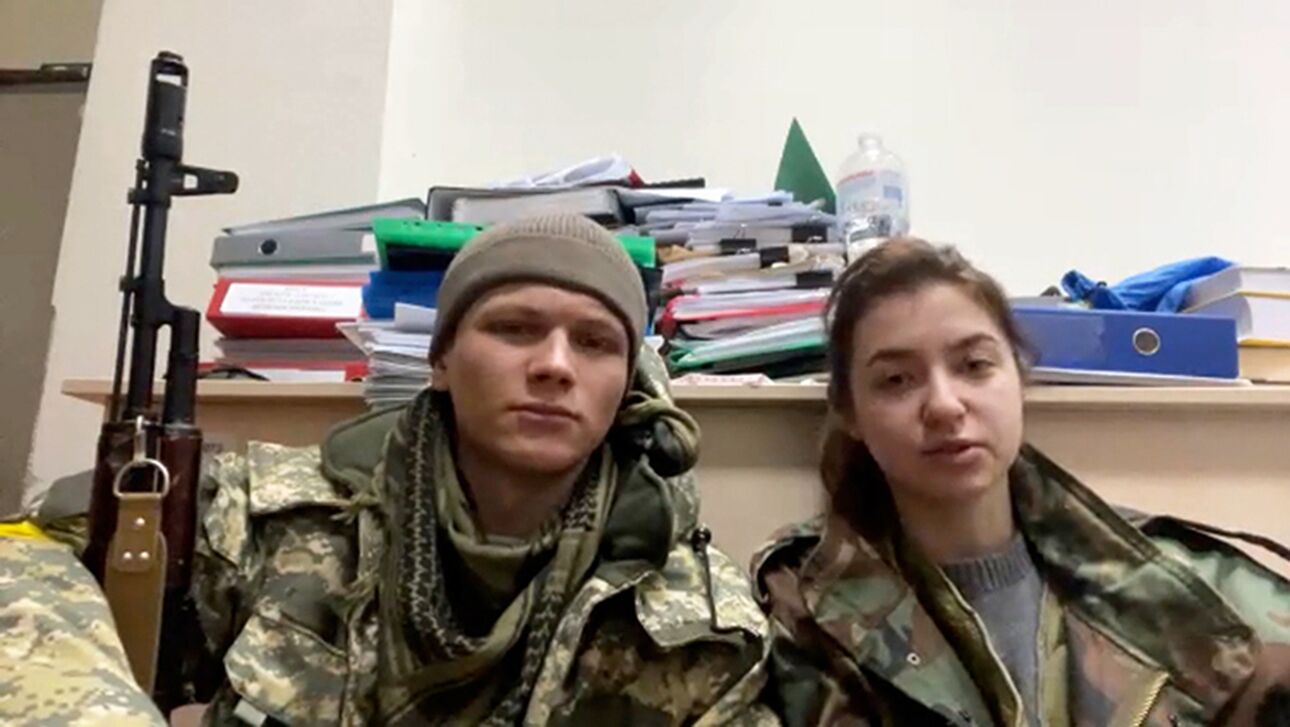 Πόλεμος στην Ουκρανία: Νεόνυμφο ζευγάρι πήρε τα όπλα – Η συγκινητική ιστορία