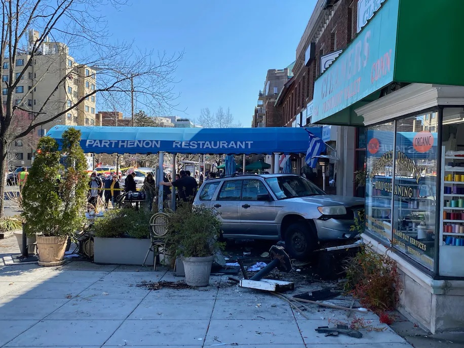 ΗΠΑ: Αυτοκίνητο έπεσε σε ελληνικό εστιατόριο στην Ουάσινγκτον – Δύο νεκροί και εννέα τραυματίες 