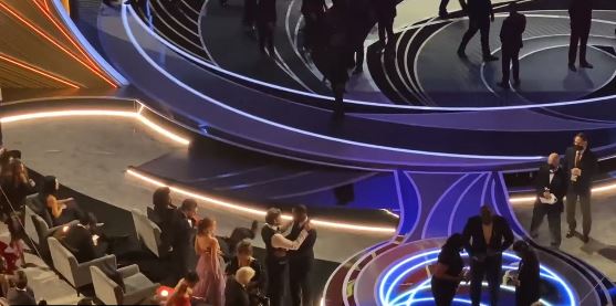 Όσκαρ 2022: Μπράντλεϊ Κούπερ και Ντένζελ Ουάσινγκτον παρηγορούν τον Γουίλ Σμιθ μετά το χαστούκι