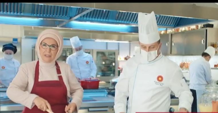 Χαλβάς με στραγάλι: Το λάθος στη συνταγή, η “παρέμβαση” της Εμινέ Ερντογάν και ο Άκης Πετρετζίκης