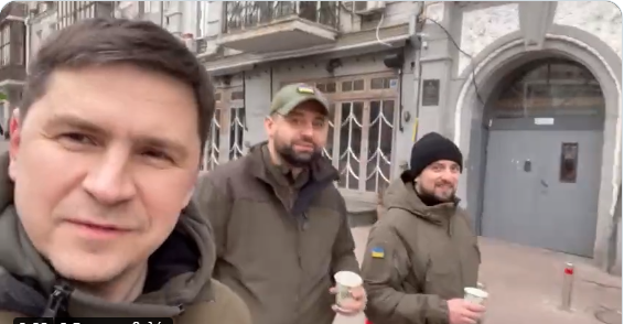 Ουκρανία: Στενοί σύμβουλοι του Ζελένσκι κάνουν βόλτα στο κέντρο του Κιέβου – Το ΒΙΝΤΕΟ και το σχόλιο για τον… καφέ