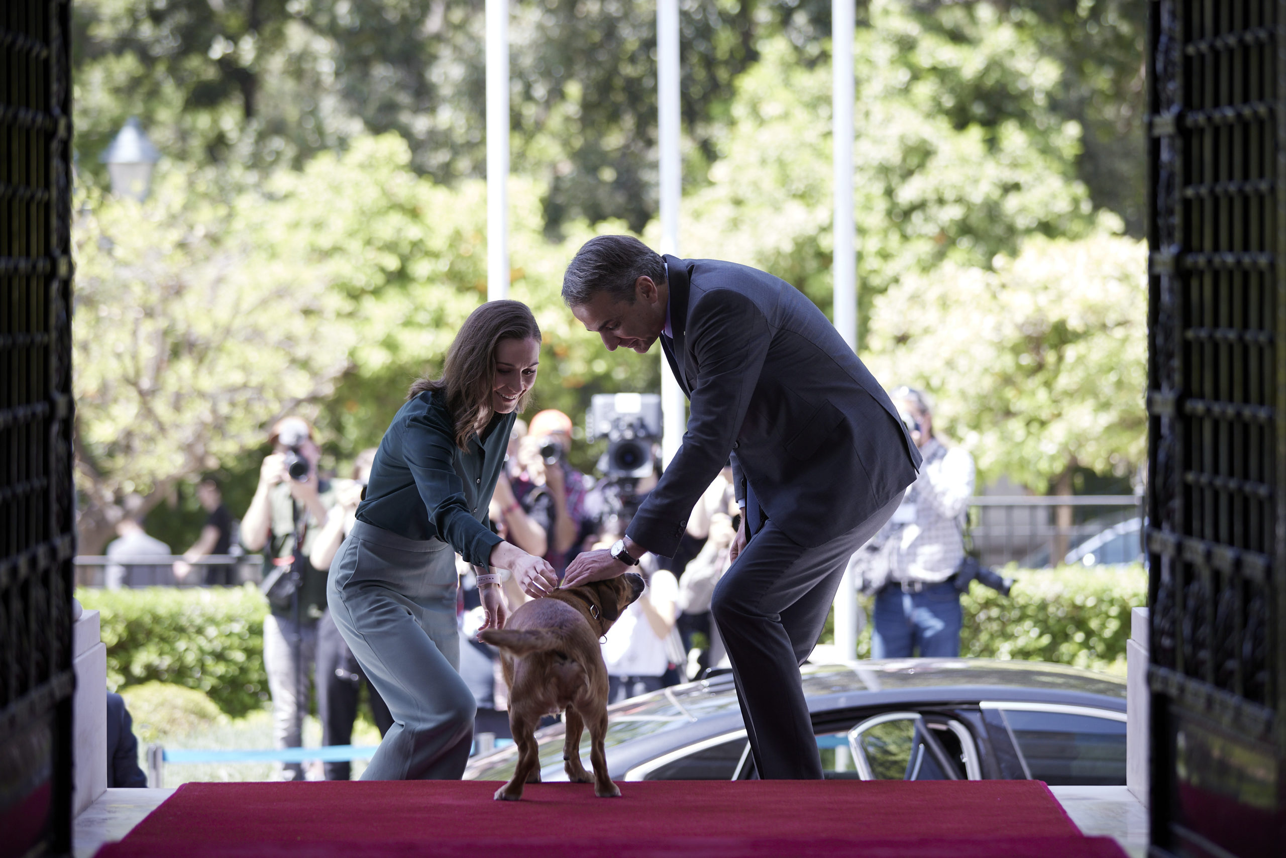 Σάνα Μάριν: Χάδια με τον Πίνατ στο Μέγαρο Μαξίμου