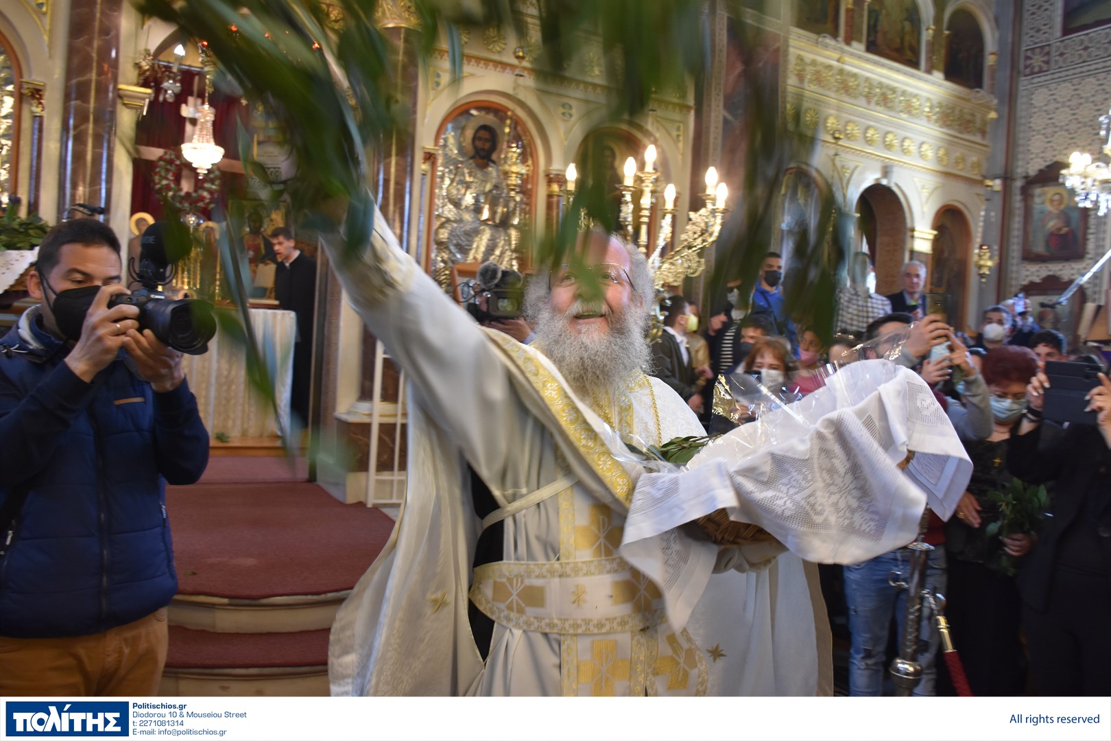 Χίος: Έκανε την πρώτη Ανάσταση ο “ιπτάμενος ιερέας” που γίνεται viral κάθε χρόνο