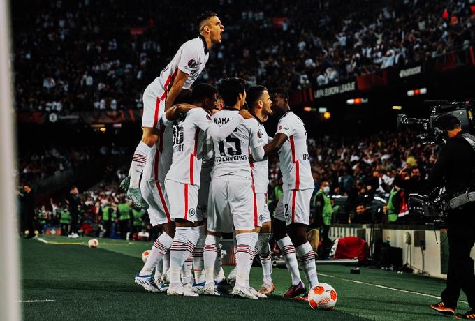 Europa League: Η Άιντραχτ πέταξε εκτός την Μπαρτσελόνα – Στους “4” και η Λειψία που απέκλεισε την Αταλάντα – ΒΙΝΤΕΟ