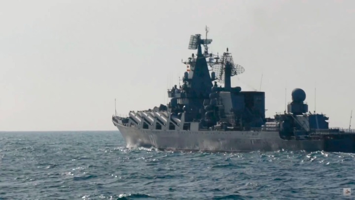 Καταδρομικό Moskva: Πληροφορίες για σύλληψη του αρχηγού του στόλου της Μαύρης Θάλασσας – Φόβοι για πυρηνικό ατύχημα