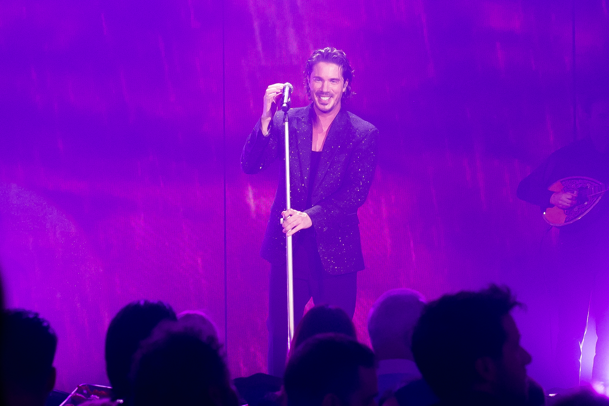 Νίκος Οικονομόπουλος: Τον πέτυχαν με λουλούδια στο ευαίσθητο σημείο την ώρα που τραγουδούσε – «Θα μου κάνεις ζημιά…»