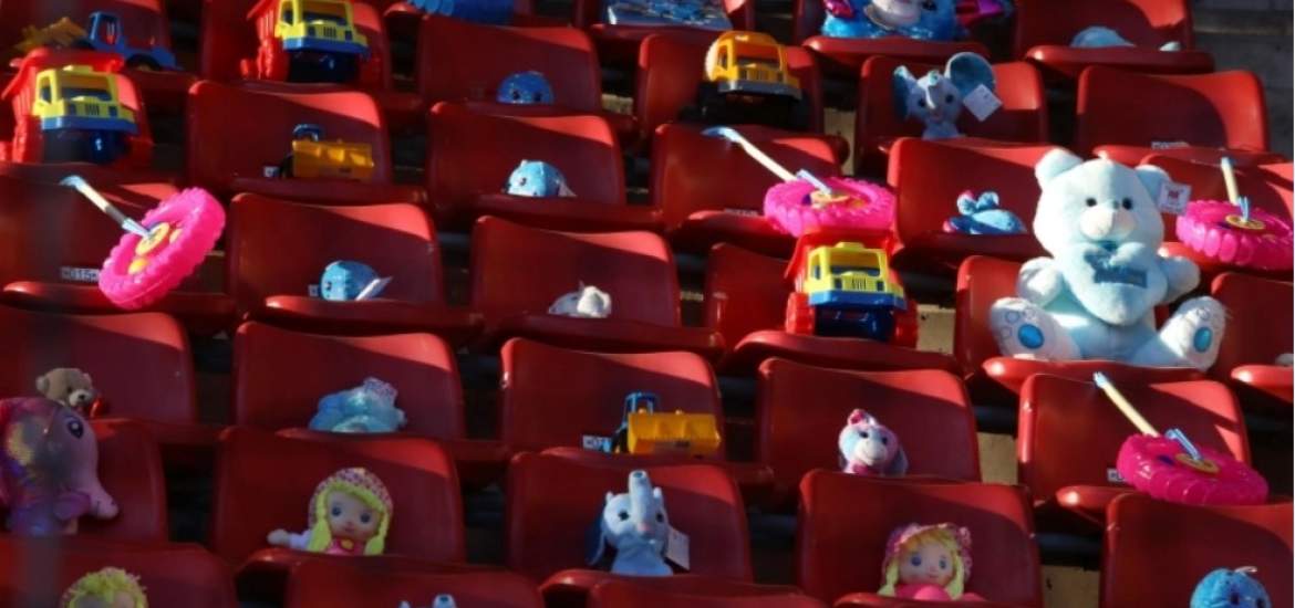 Ολυμπιακός-Σαχτάρ: Αρκουδάκια και παιχνίδια, η συμβολική κίνηση των ¨ερυθρόλευκων” για τα παιδιά που χάθηκαν στην Ουκρανία