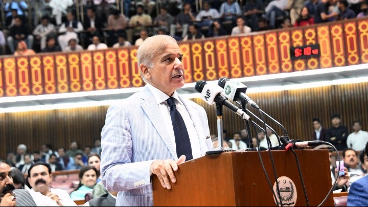 Πακιστάν: Χαμός στο Twitter για τον νέο πρωθυπουργό και τα… μικρόφωνά του