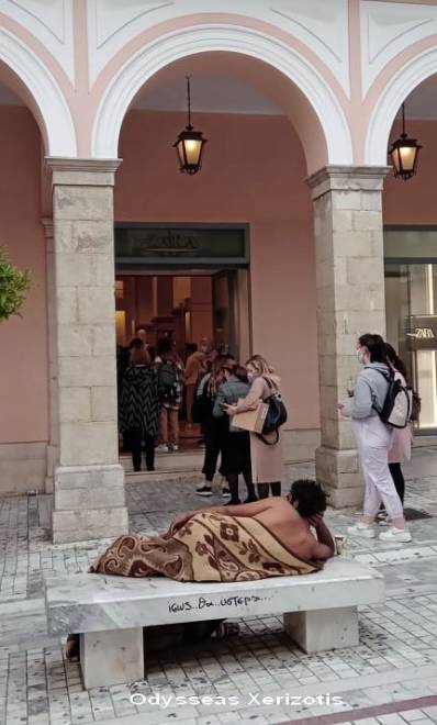 Πάτρα- ημίγυμνος