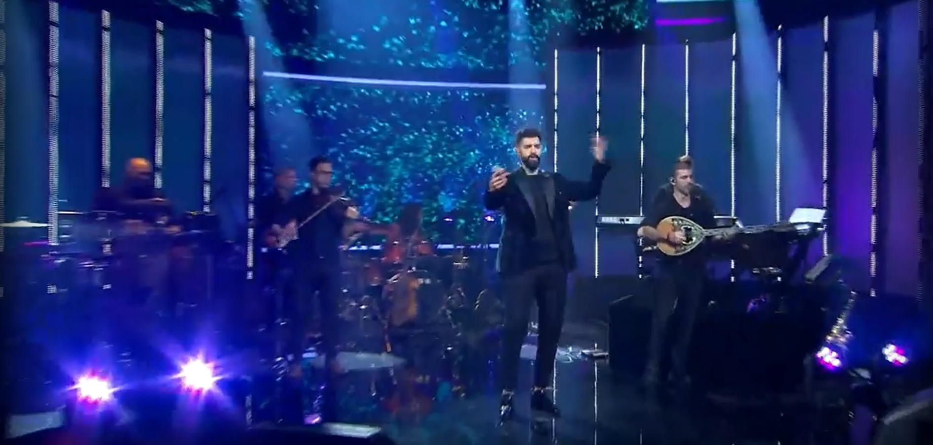 Chart Show: Εμφανίστηκε στη σκηνή ο Σαρμπέλ και το Twitter έπαθε… παροξυσμό – ΒΙΝΤΕΟ