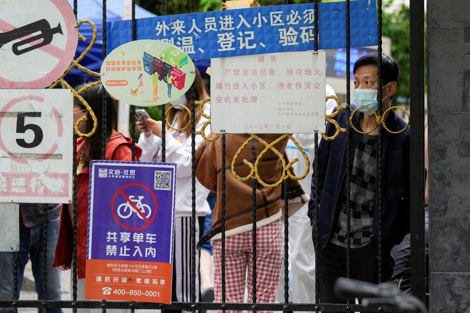 Σανγκάη: Αρπάζουν πολίτες και τους μεταφέρουν σε στρατόπεδα καραντίνας – Συγκλονίζουν οι εικόνες