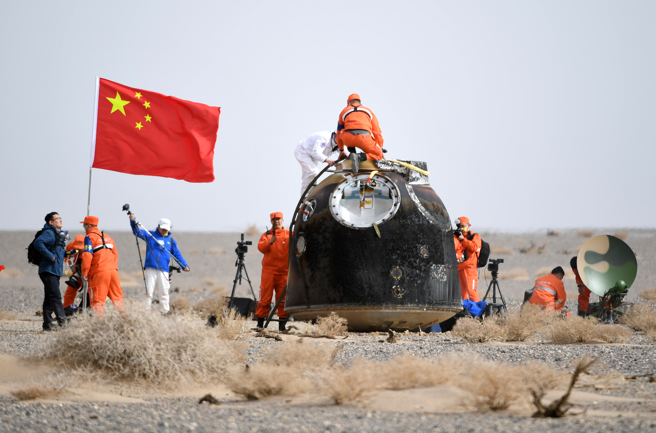 Shenzou-13: Επέστρεψαν στη Γη οι Κινέζοι αστροναύτες – Κατέρριψαν το εθνικό ρεκόρ παραμονής στο διάστημα