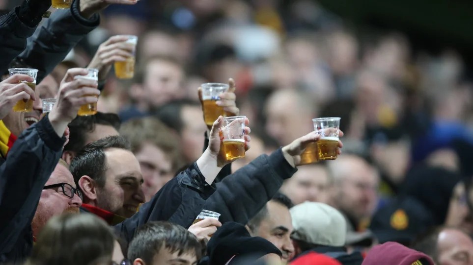 Αγγλία: Επιστροφή του αλκοόλ στα αγγλικά γήπεδα μετά από 37 χρόνια