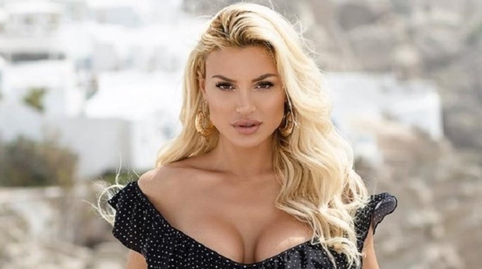 Αλεξάνδρα Παναγιώταρου: Άναψε “φωτιές” με το αποκαλυπτικό ντεκολτέ της