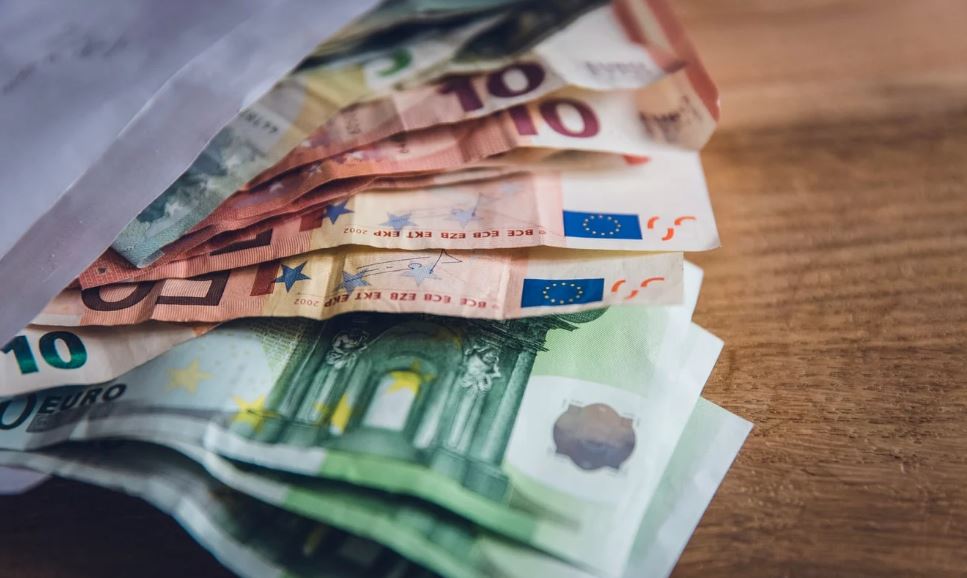 αναδρομικά