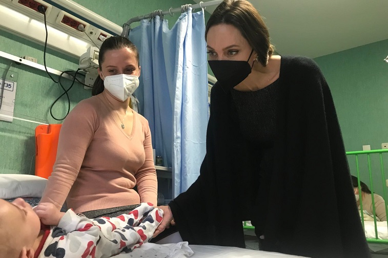 Στη Ρώμη η Αντζελίνα Τζολί – Κοντά στα τραυματισμένα παιδιά της Ουκρανίας