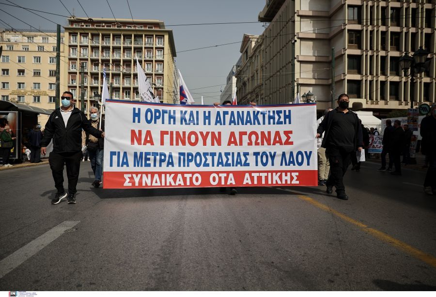 Απεργία: «Ο μισθός δεν φτάνει, ο λογαριασμός δεν βγαίνει» – Συνθήματα και μεγάλη συμμετοχή στις πορείες της Αθήνας