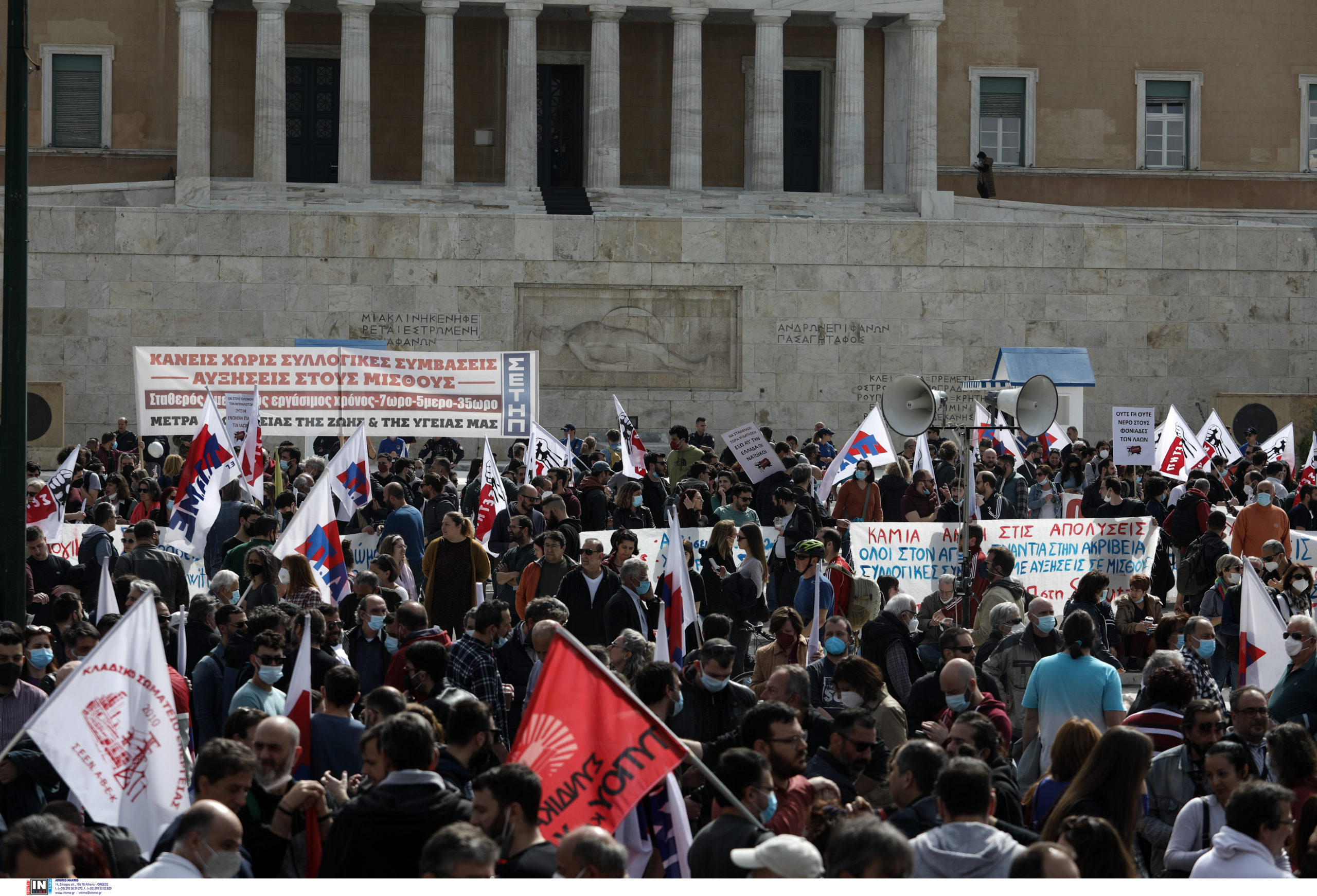 Απεργία: Μεγάλες συγκεντρώσεις – Κλειστοί οι δρόμοι γύρω από το Σύνταγμα – ΒΙΝΤΕΟ