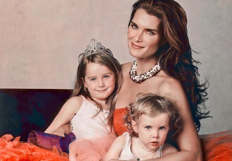 Η Brooke Shields δεν θέλει να γίνει βάρος στις κόρες της