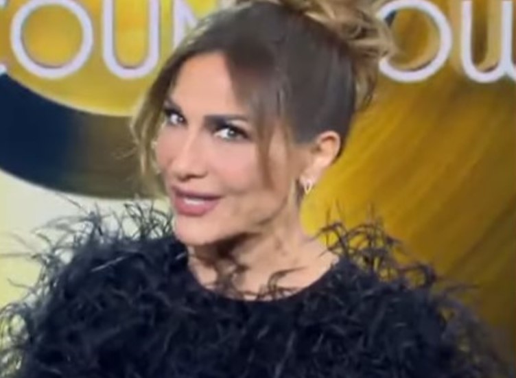 Σε ποπ διάθεση το Chart Show με την Δέσποινα Βανδή – Οι τραγουδιστές που θα απογειώσουν τη μουσική βραδιά