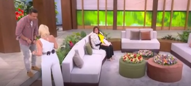 Τα “ανοιχτά μαγαζιά” του Σάββα Πούμπουρα και η “νοηματική” της Ελένης Μενεγάκη