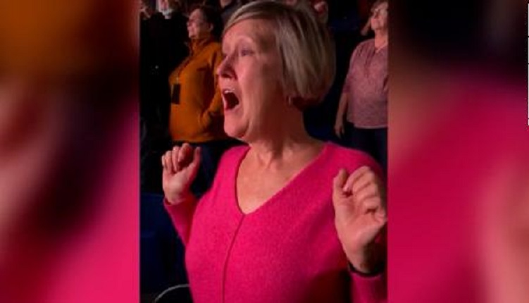 Έλτον Τζον: Viral στο TikTok οι αντιδράσεις θαυμάστριας σε συναυλία